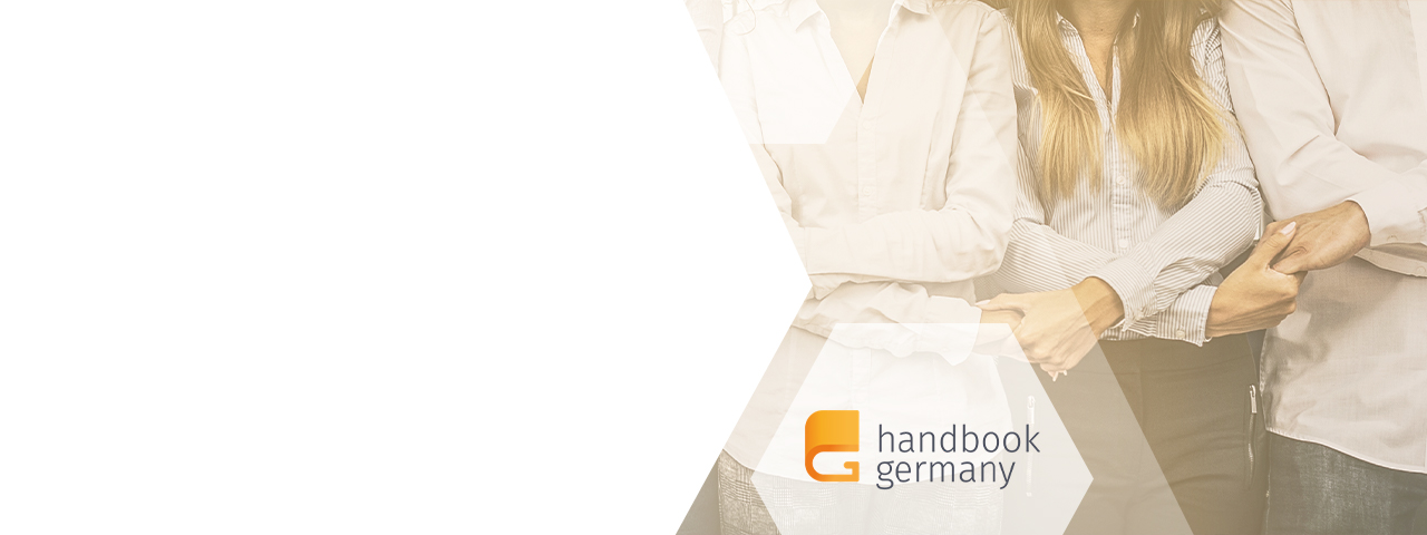 Bild mit weißem Polygon und Logo von Handbook Germany